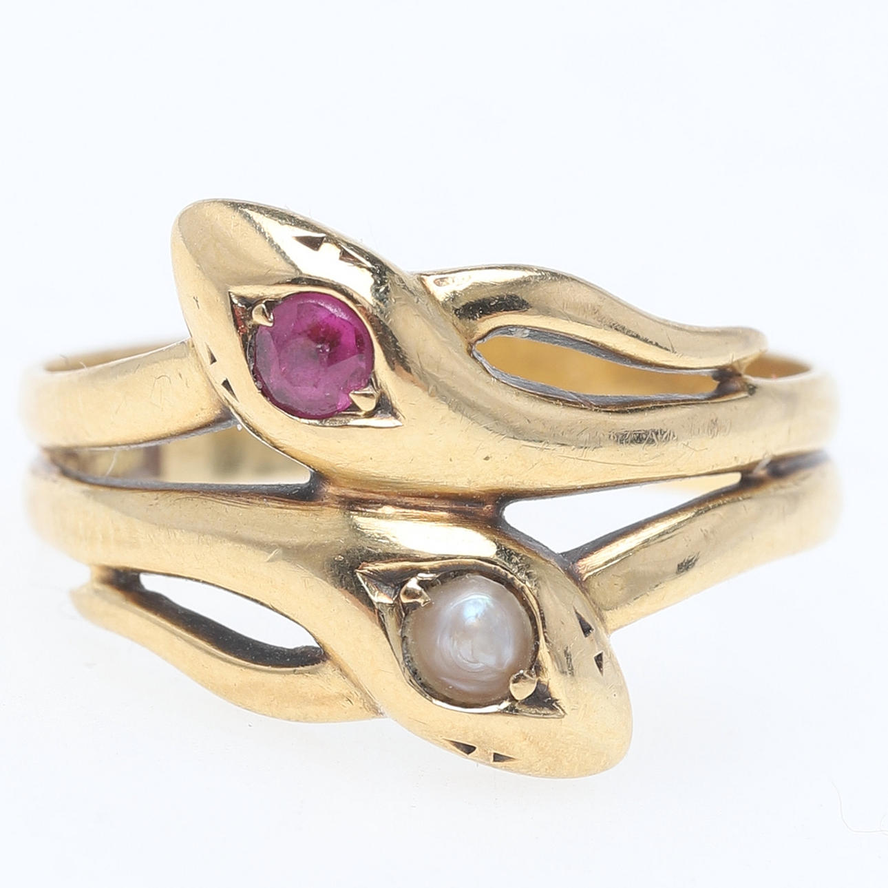 RING, 18 Karat Gold, Rubin und Perle.