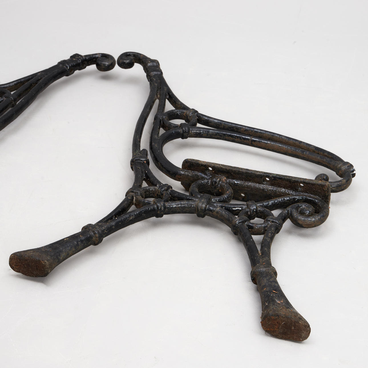 GAVLAR, gjutjärn, 1900-tal. Möbler - Trädgårdsmöbler - Auctionet