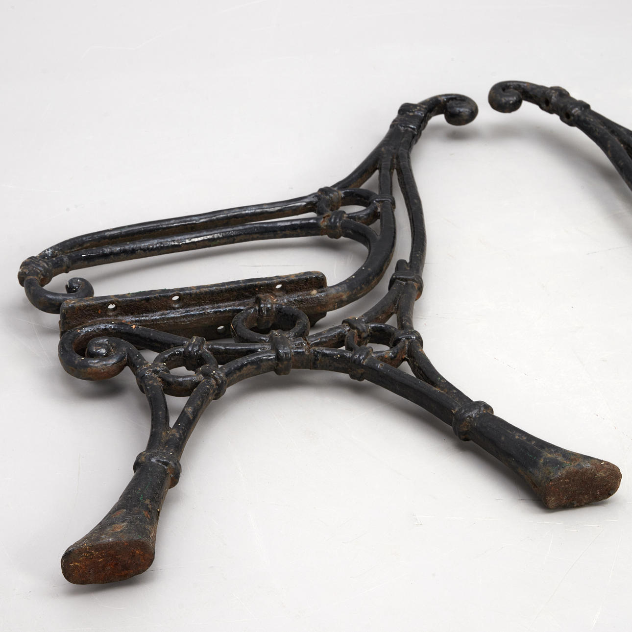 GAVLAR, gjutjärn, 1900-tal. Möbler - Trädgårdsmöbler - Auctionet