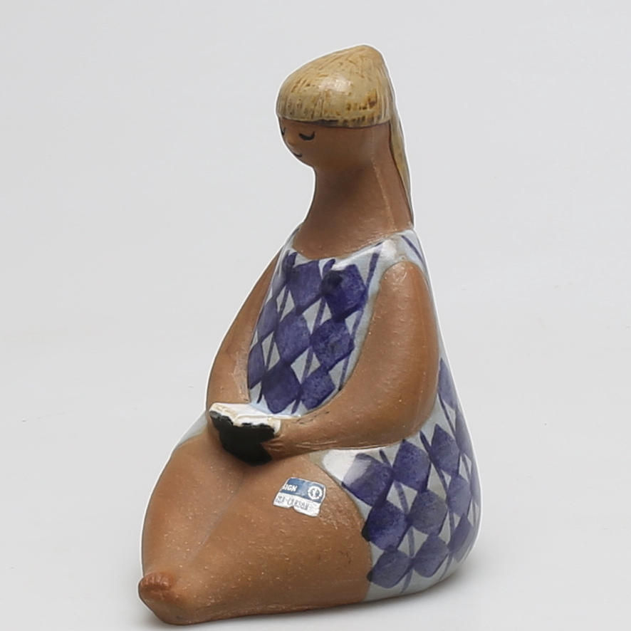FIGURIN i stengods "Amalia" ur serien ABC-flickorna, Lisa Larson, Gustavsberg.