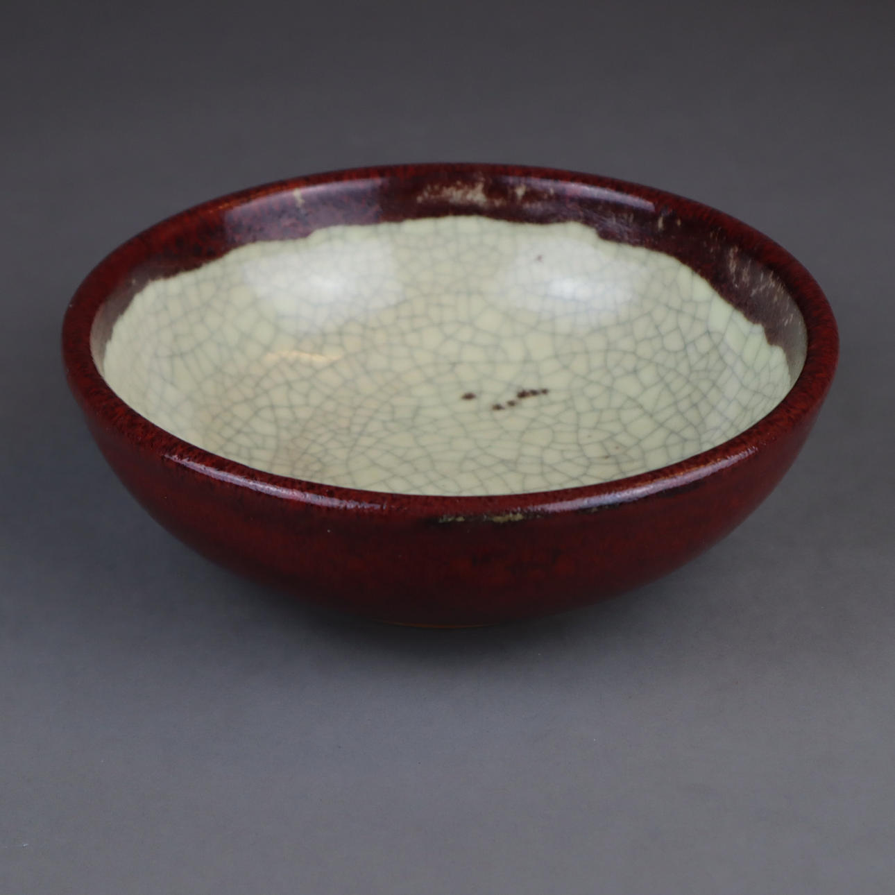 KERAMIK-SCHALE - CHINA, dunkelrote Glasur.