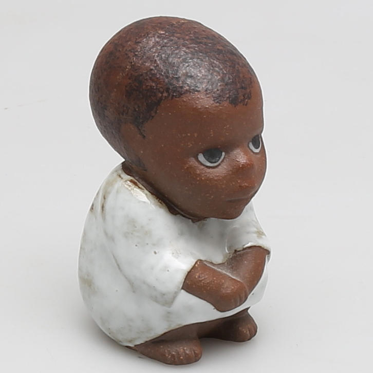 FIGURIN i stengods "Syd" ur serien All världens barn, Lisa Larson, Gustavsberg.