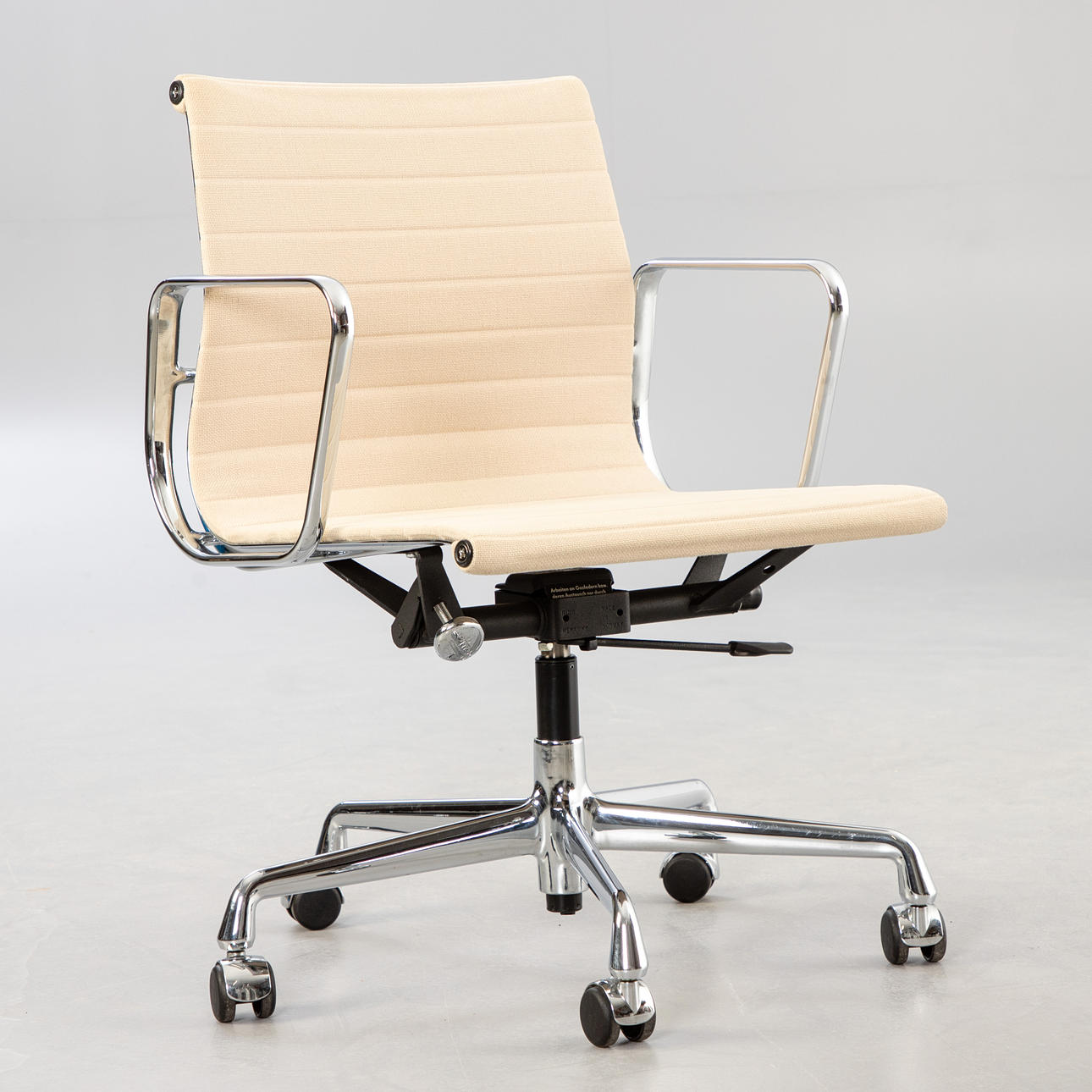 RAY & CHARLES EAMES. Vitra. "EA 117", Hopsak-kerma.