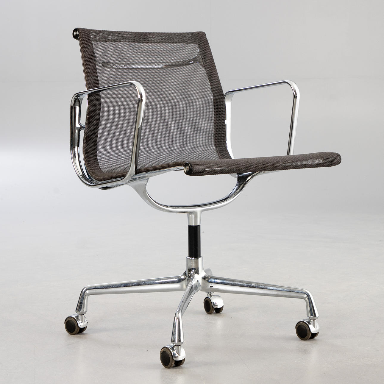 RAY & CHARLES EAMES. Vitra. Alu stol 'EA 107', grå mesh överdrag.