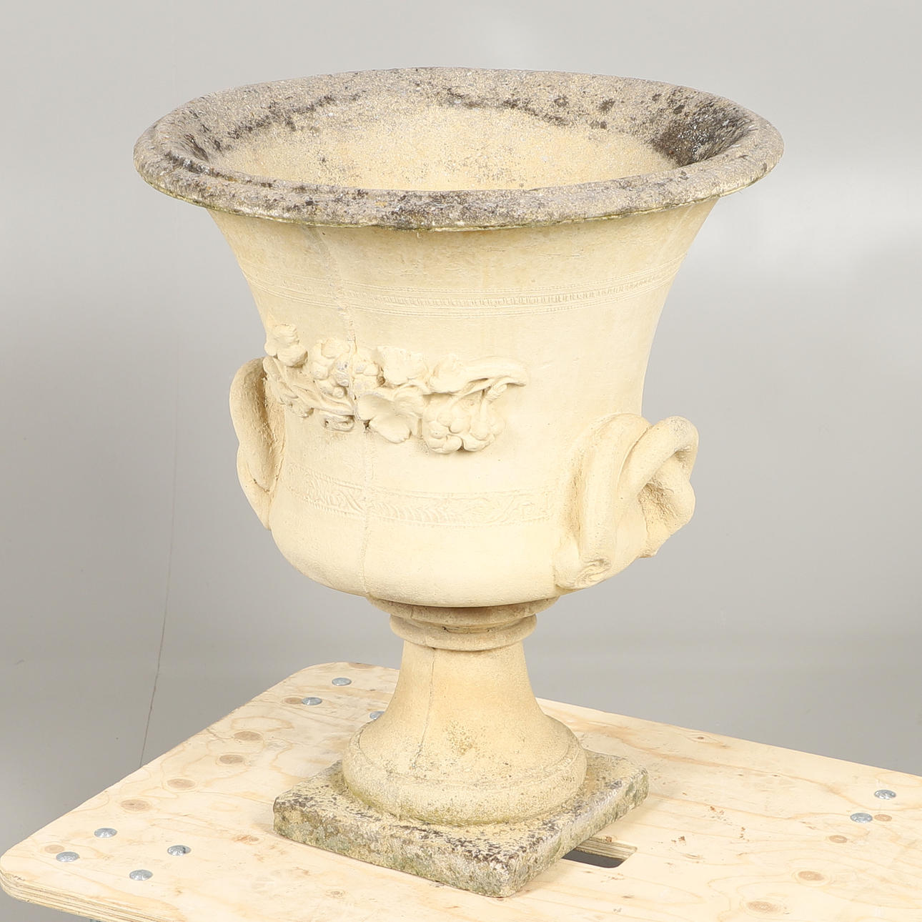 UNA URNA DECORATIVA DE HORMIGÓN.