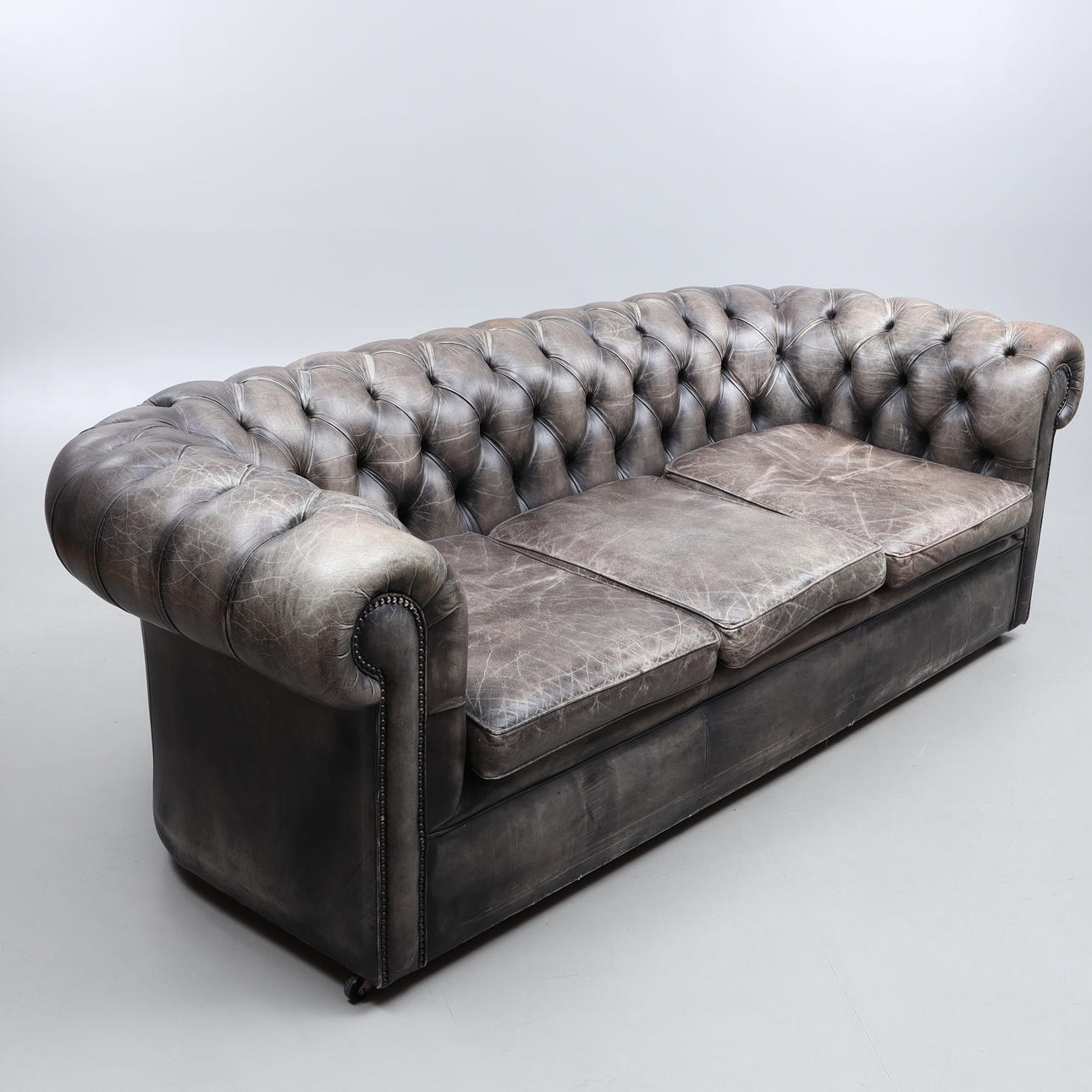 SOFÁ CHESTERFIELD, estilo inglés, cuero, finales de 1900.