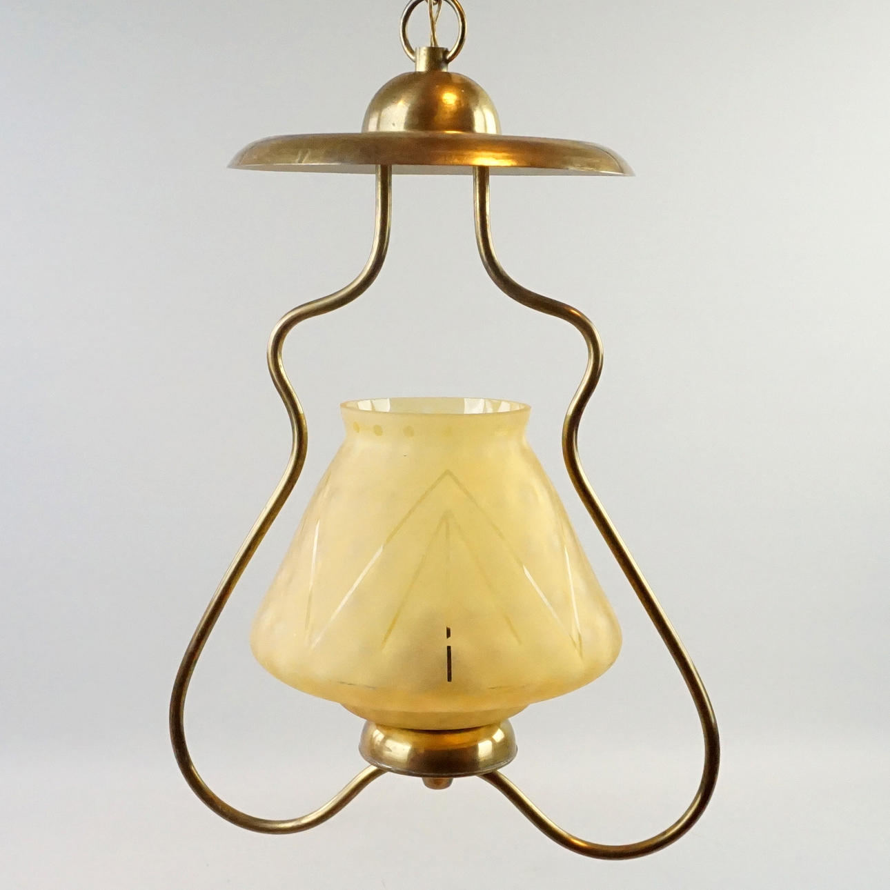 DECKENLAMPE, Glas und Messing, 20. Jahrhundert.