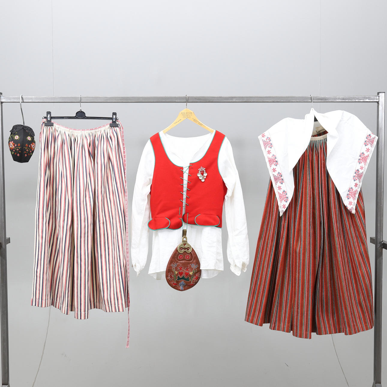 FOLKDRÄKT, 9 delar, Skedevi, Östergötland.