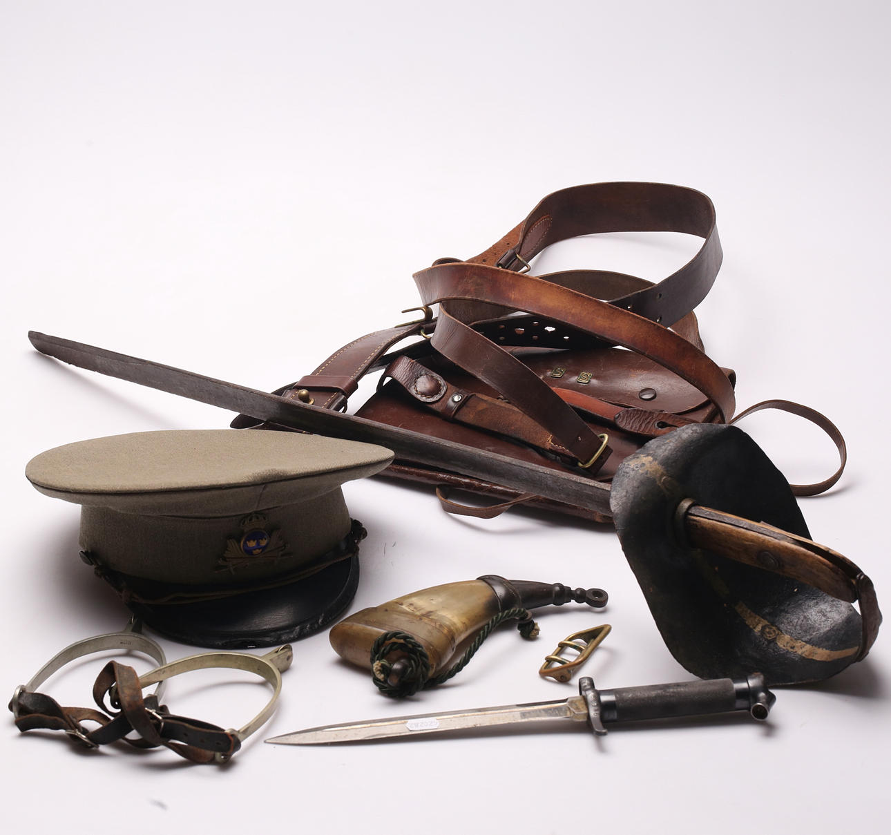 MILITARIA, 8 piezas, siglo XX.