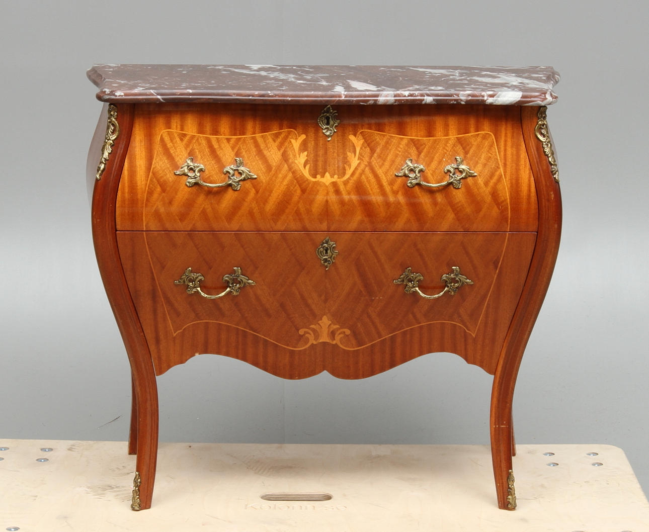 BYRÅ, med stenskiva, rokokostil, 1900-tal.