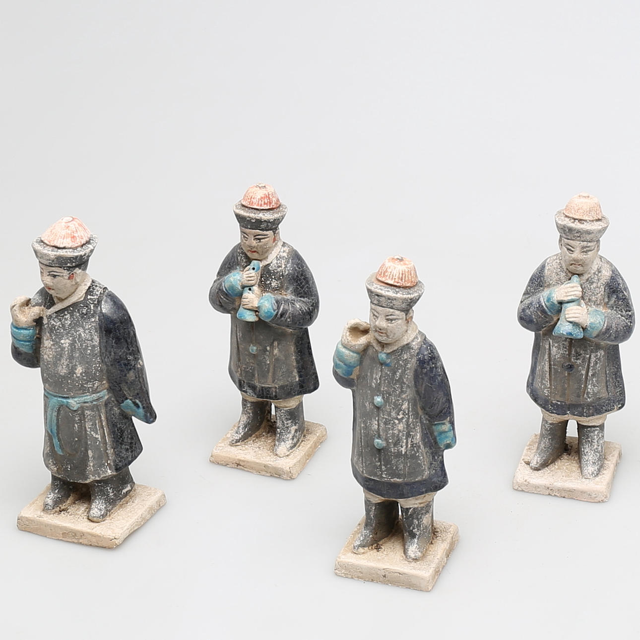 GRAVFIGURER i terracotta, 4 st, sen Ming dynasti, (1368-1644), Kina.