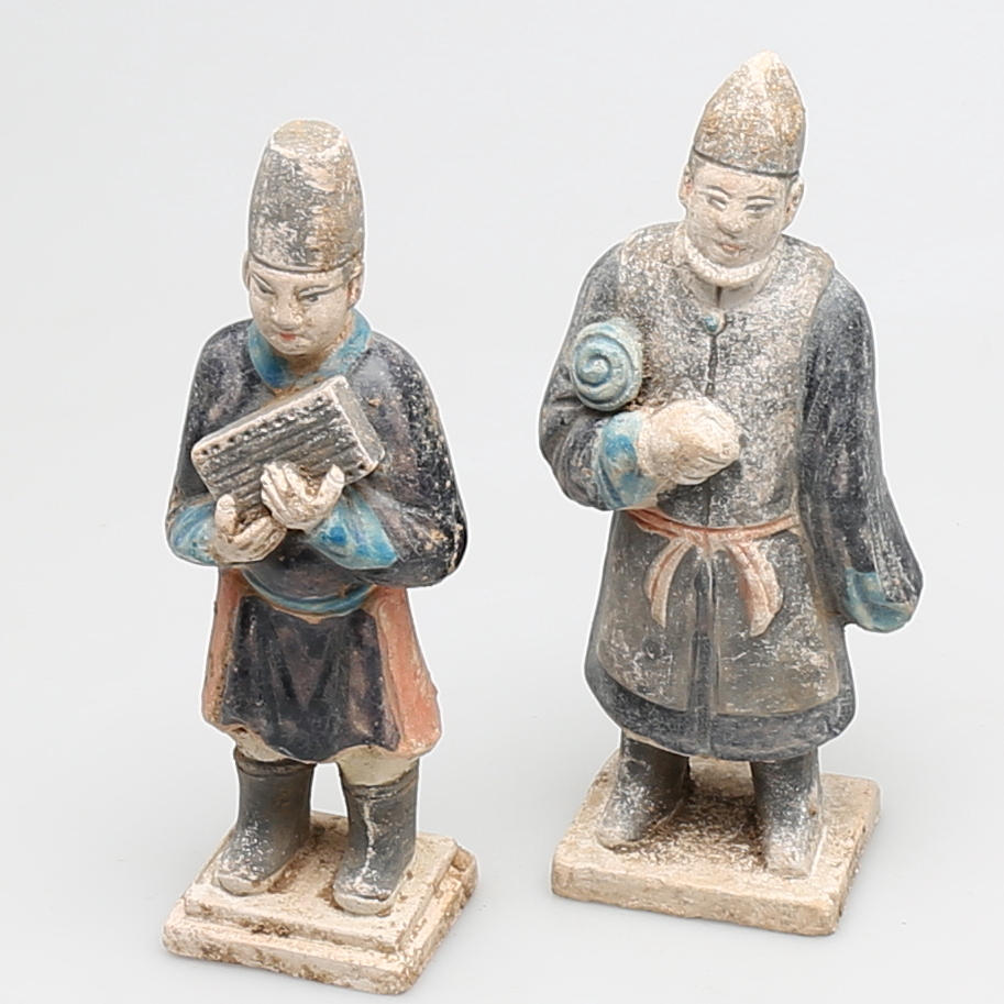 GRAVFIGURER i terracotta, 2 st, sen Ming dynasti, (1368-1644), Kina.