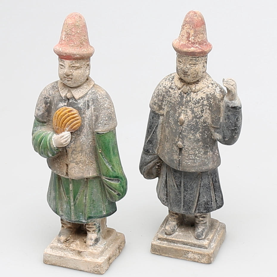 GRAVFIGURER i terracotta, 2 st, sen Ming dynasti, (1368-1644), Kina.