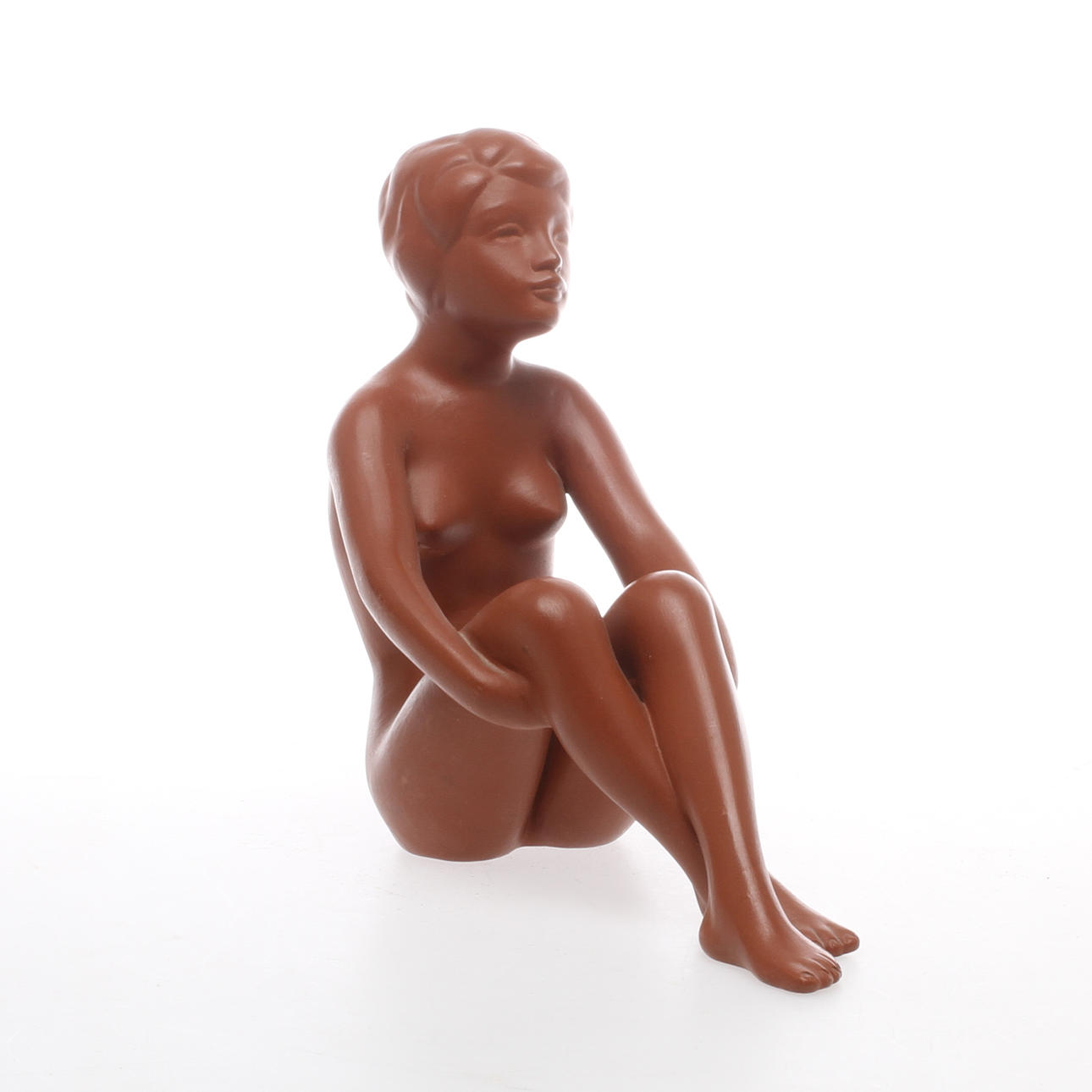 FIGURIN, keramik, sittande kvinna, Gmundner, Österrike, 1900-tal.