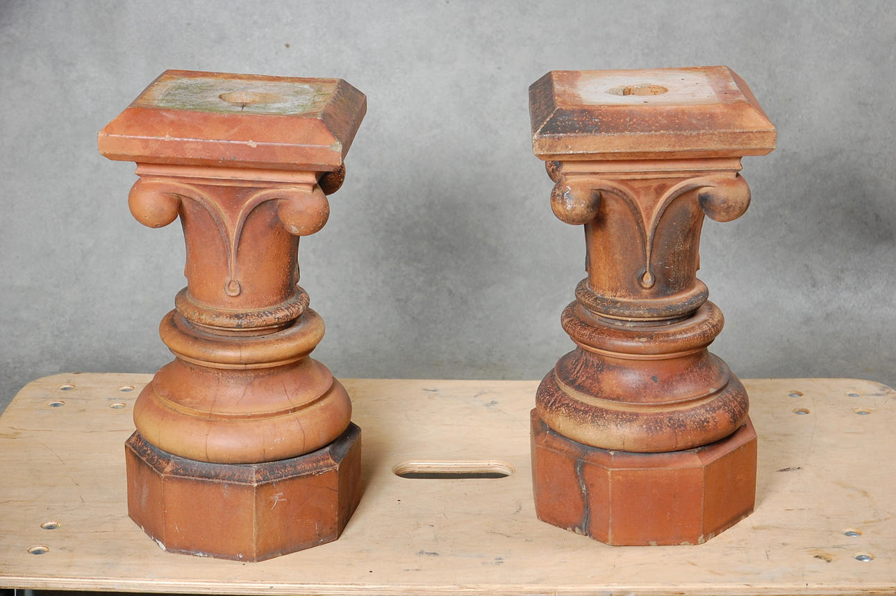 PELARE, 1 par, stengods, Proveniens gamla Hamilton House Helsingborg 1869.