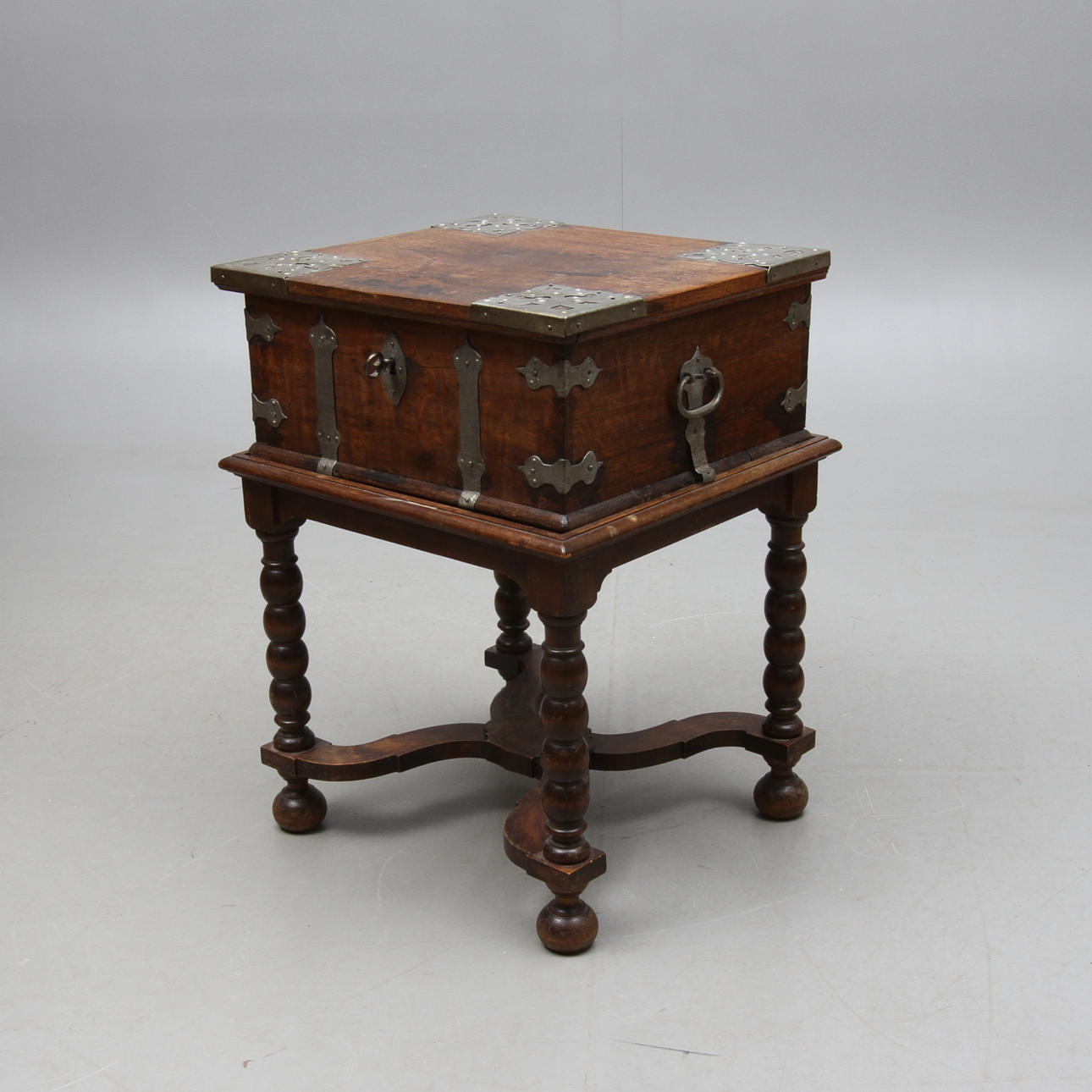 KISTA, på senare benställning, barock 1700-tal.