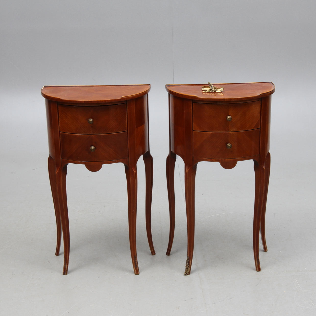 NATTDUKSBORD, 1 par, Louis XV-stil, 1900-tal.