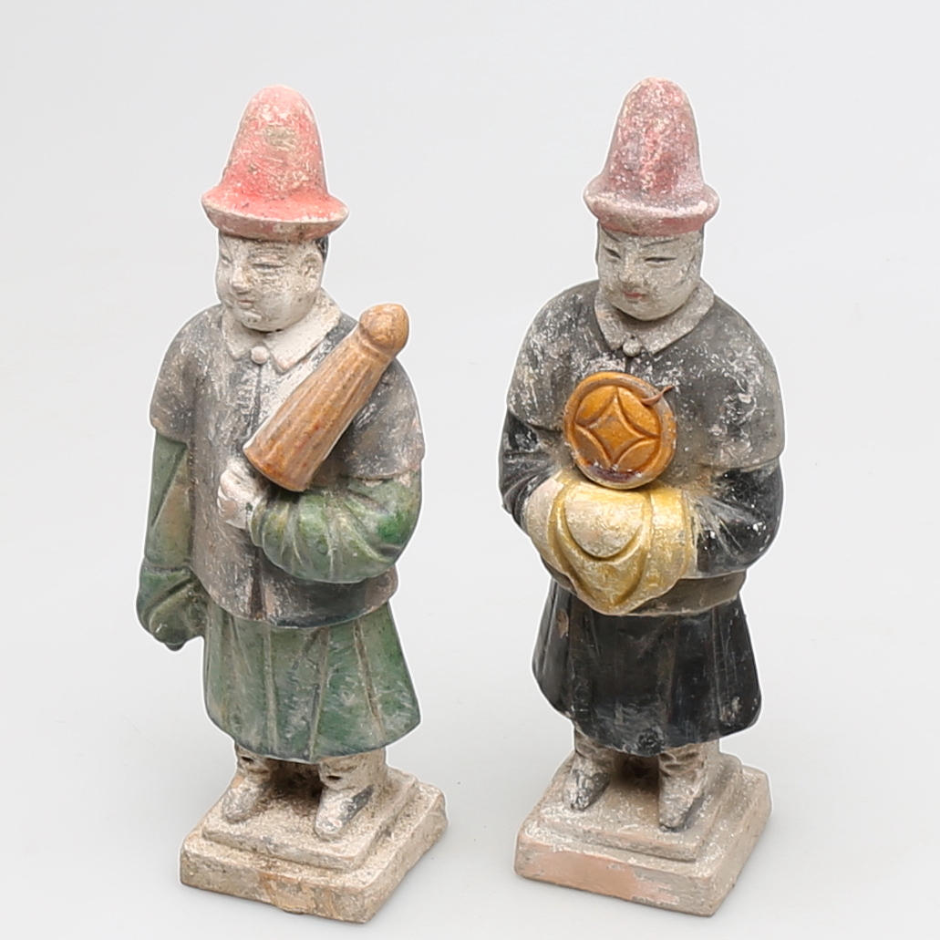 GRAVFIGURER i terracotta, 2 st, sen Ming dynasti, (1368-1644), Kina.
