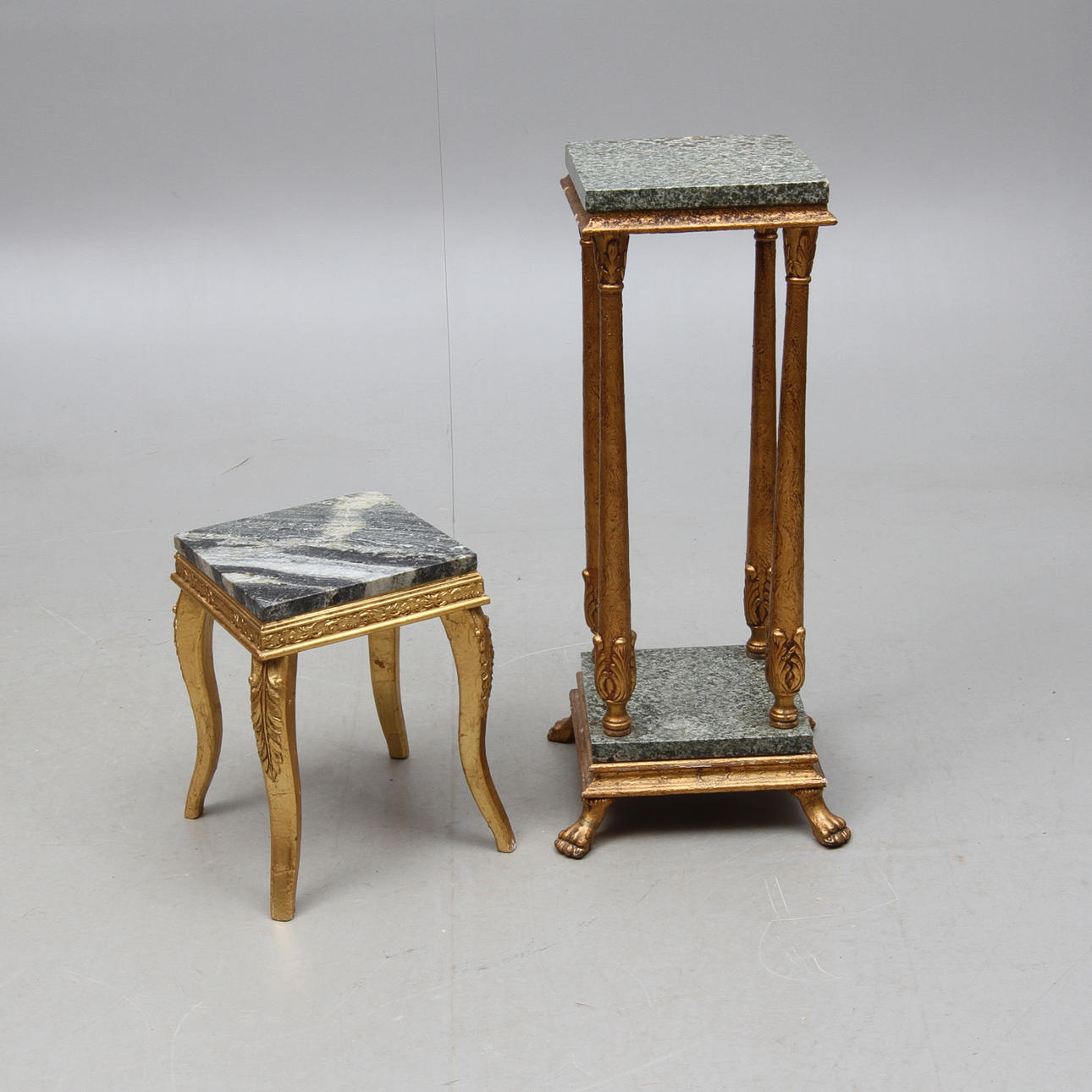 PIEDESTALER med stenskivor, 2 st, 1900-tal.