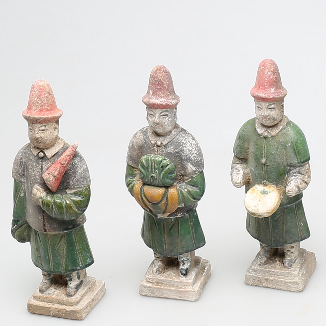 GRAVFIGURER i terracotta, 3 st, sen Ming dynasti, (1368-1644), Kina.