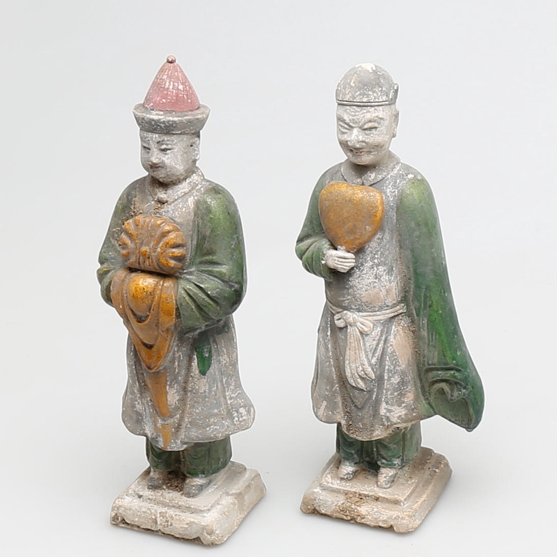 GRAVFIGURER i terracotta, 2 st, sen Ming dynasti, (1368-1644), Kina.