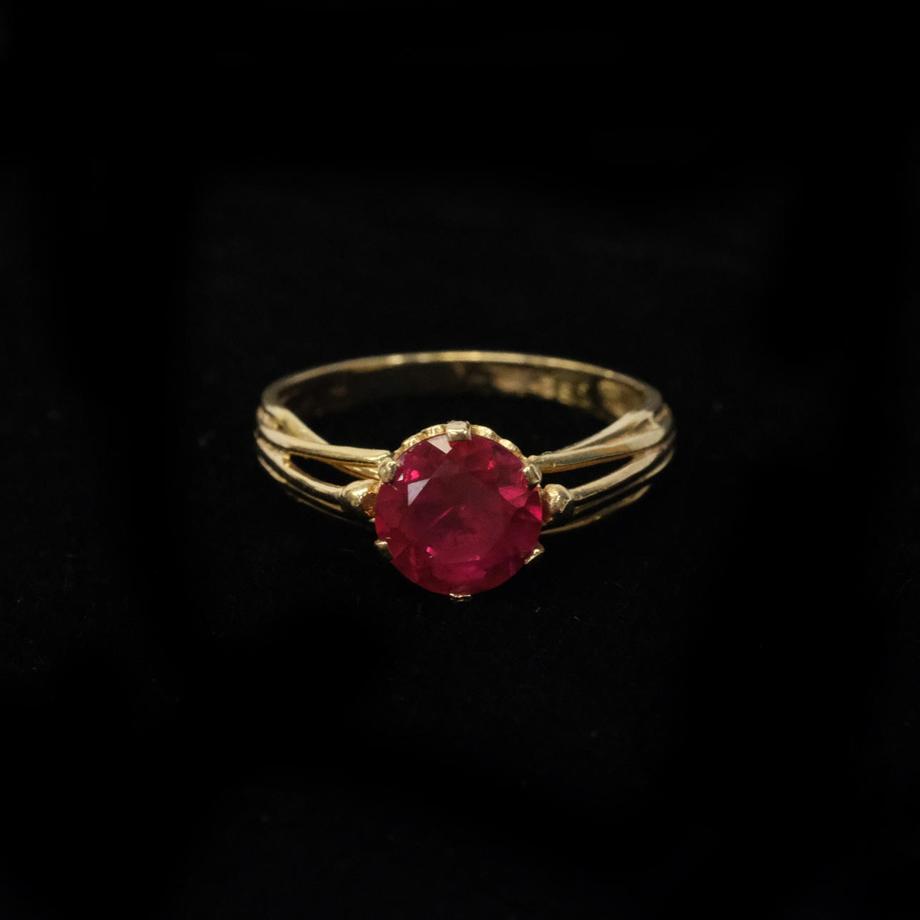 RING, 14K GULD, RÖD RUBIN. Smycken & Ädelstenar - Ringar - Auctionet