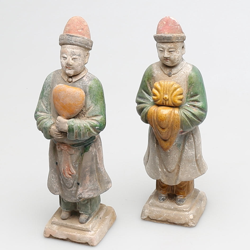 GRAVFIGURER i terracotta, 2 st, sen Ming dynasti, (1368-1644), Kina.