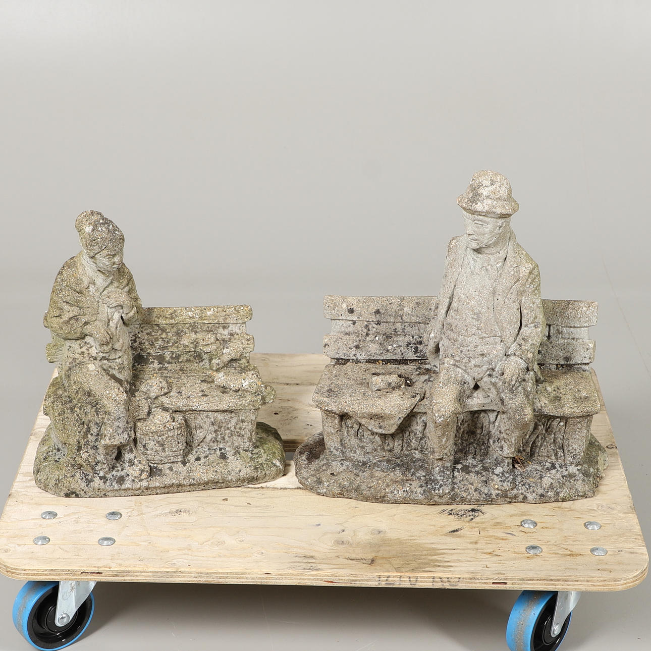 TO GENOPSTILLEDE FIGURER MED STENSID.