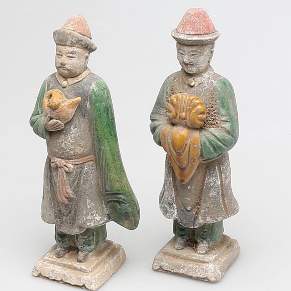 GRAVFIGURER i terracotta, 2 st, sen Ming dynasti, (1368-1644), Kina.