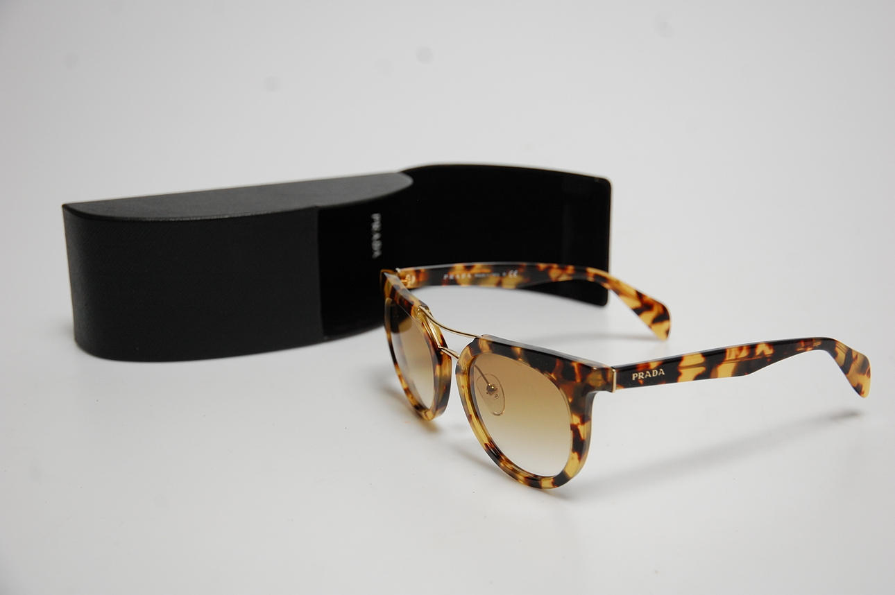 SOLGLASÖGON, PRADA.