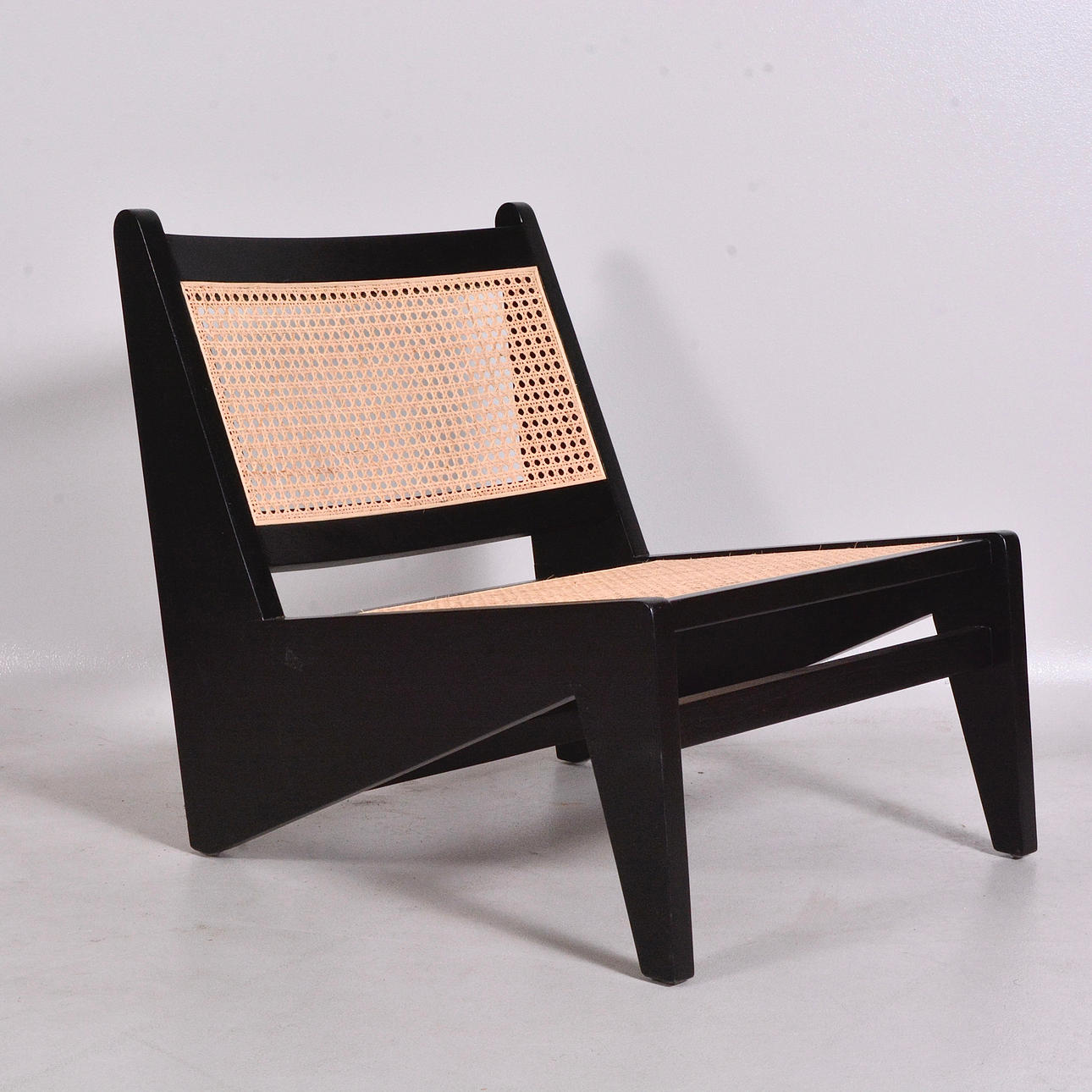 LOUNGEFÅTÖLJ, rotting/trä, samtida.