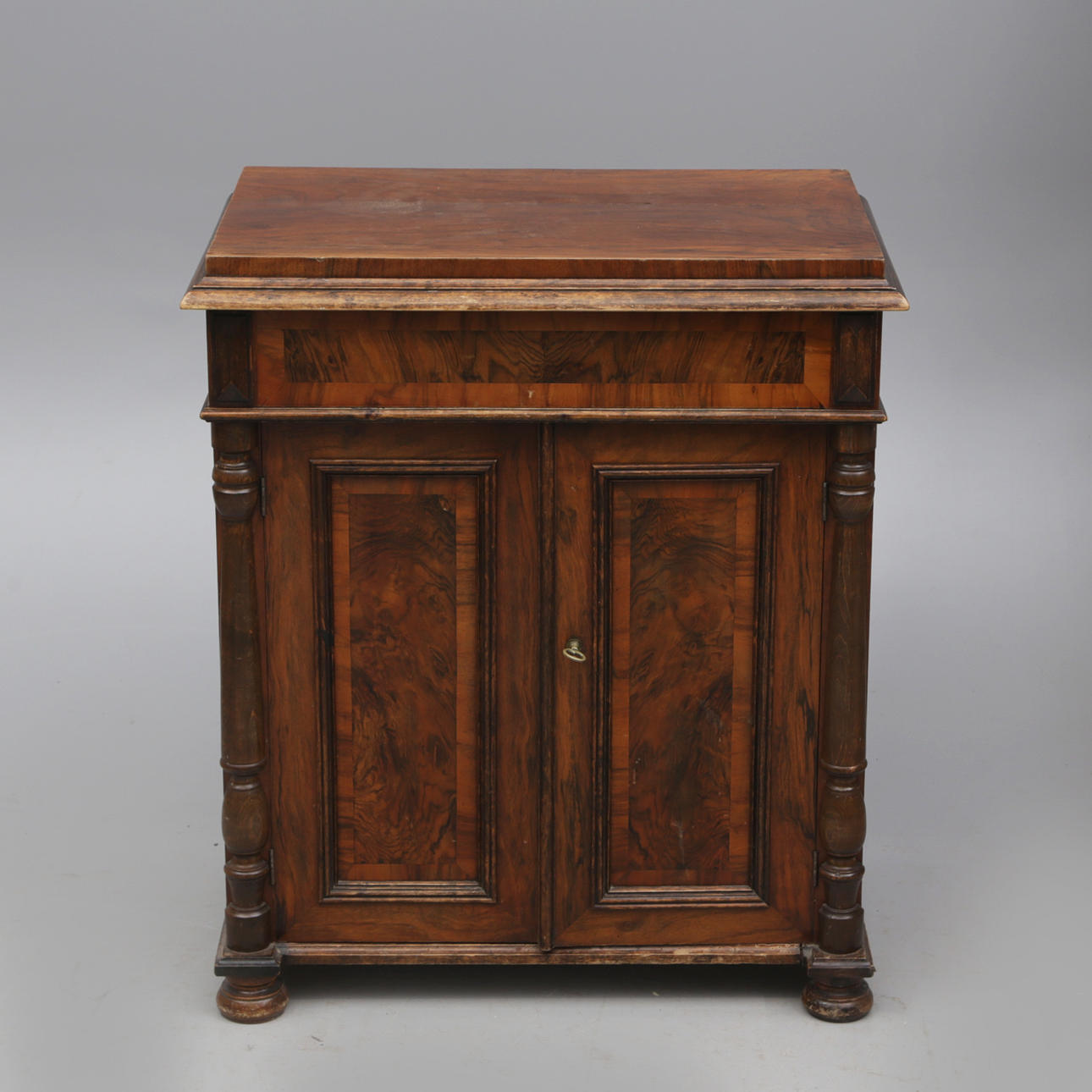 Kommode, mit Deckel, Holz, Ende des 19. Jahrhunderts.