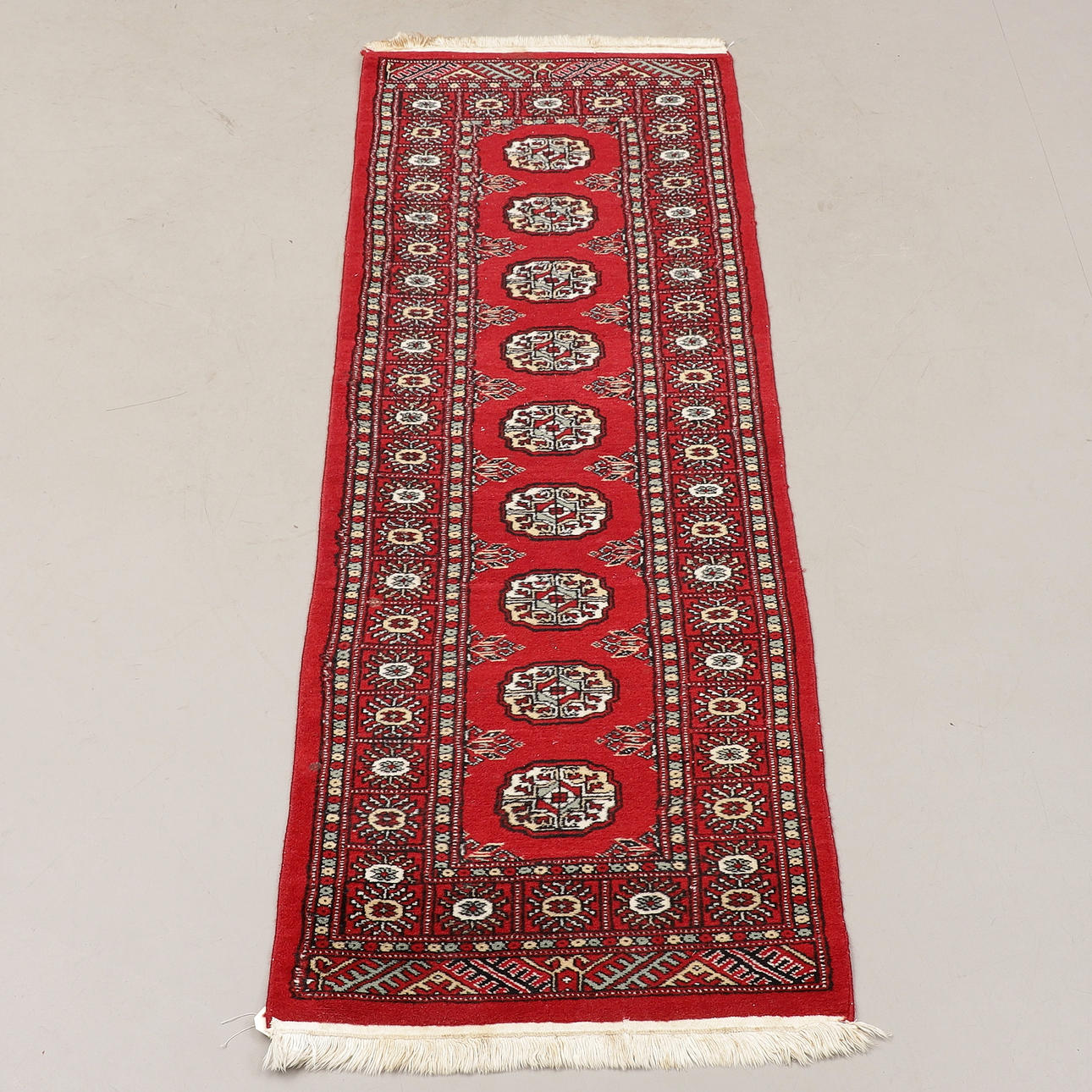 CARPET, Pakistan, 180 x 65 cm.