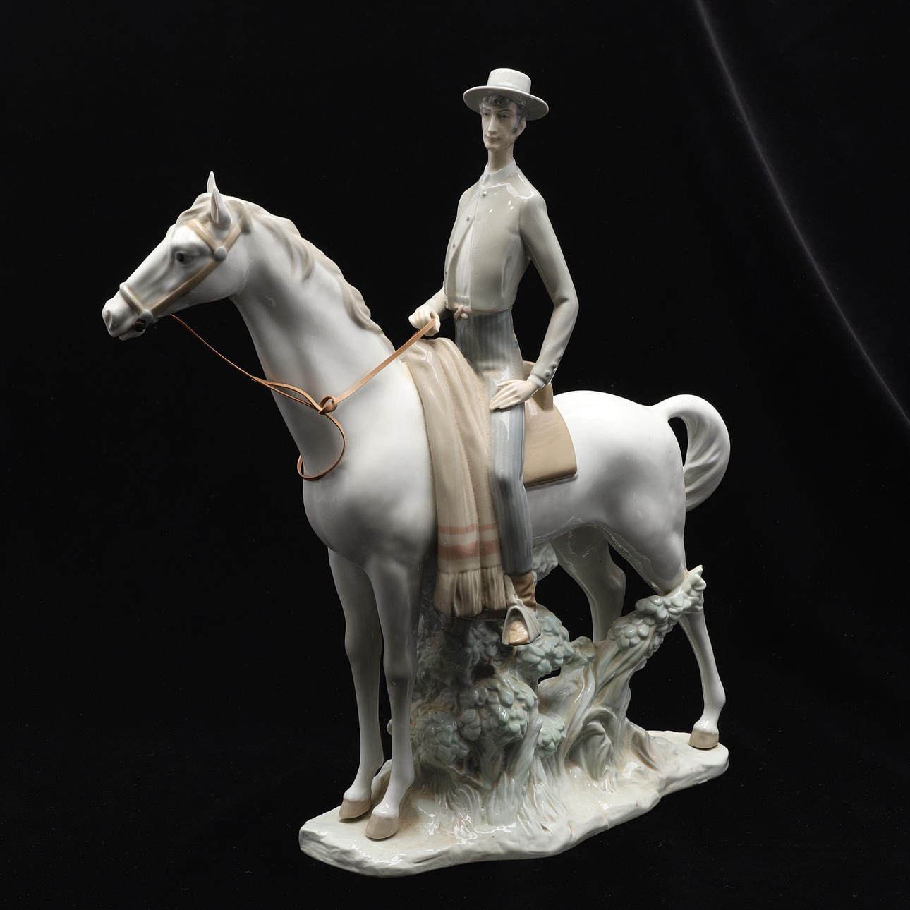 EINE LLADRO REITFIGUR 'CAMPERO'.