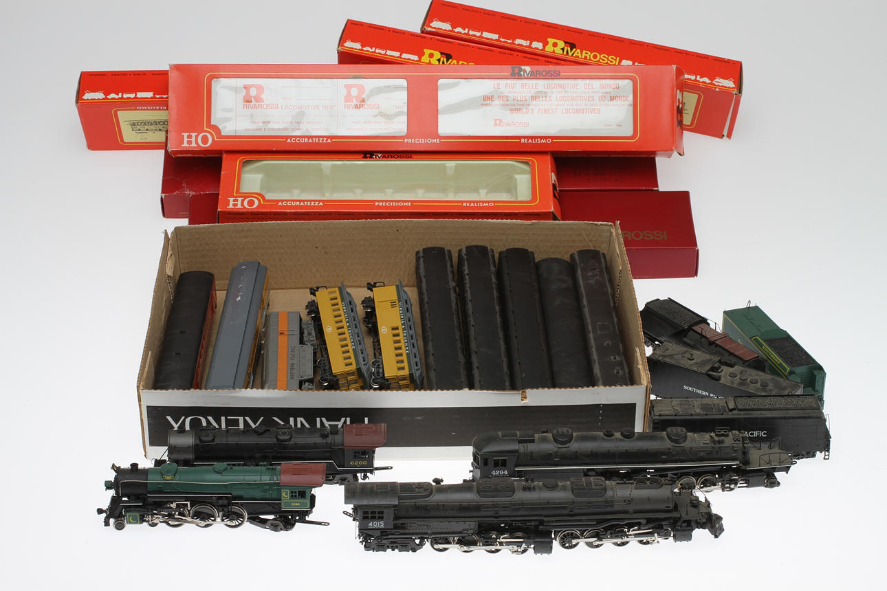 MODELLTÅG RIVAROSSI 4 lok och 10 vagnar delvis i originalkartonger.
