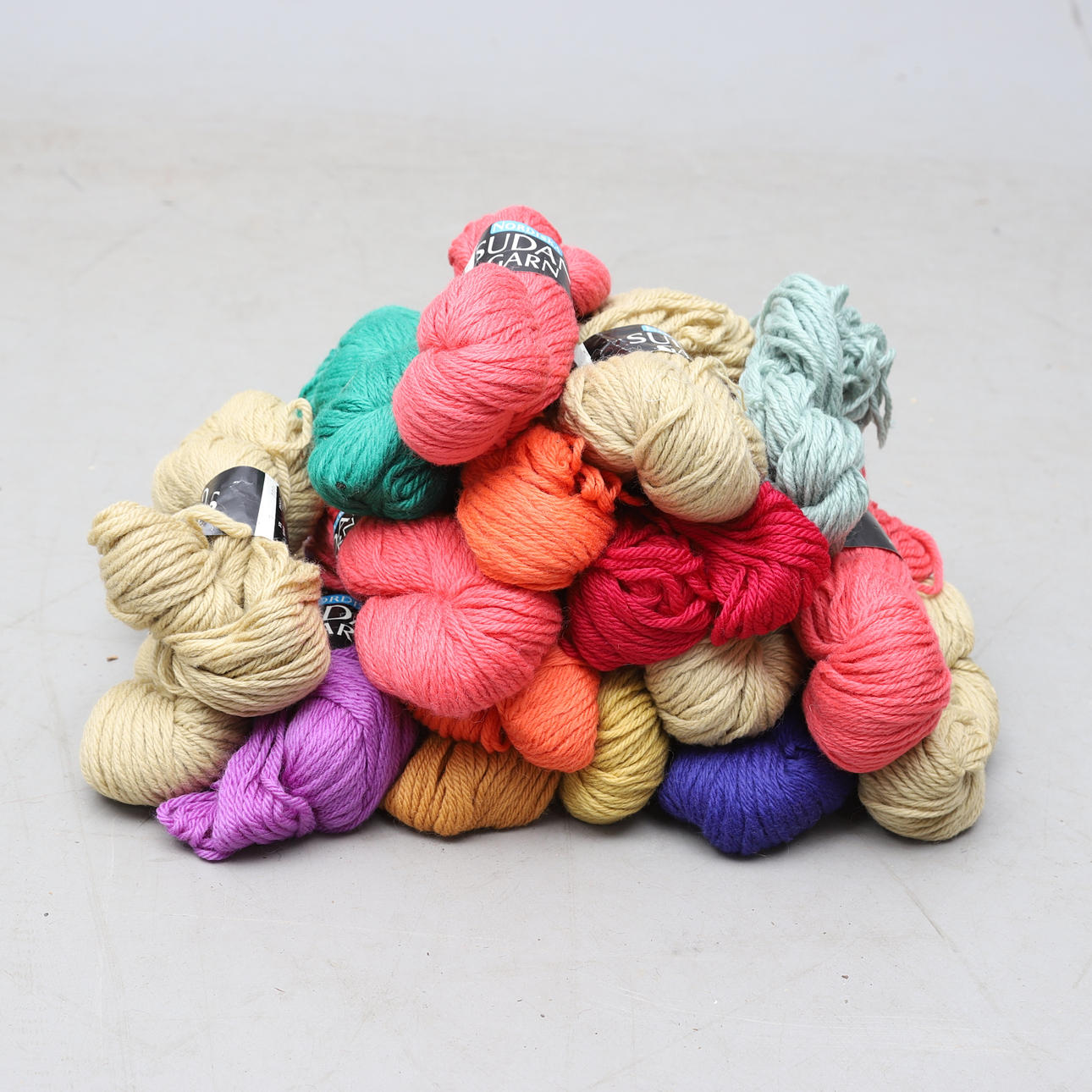 PARTI GARN, olika kulörer.