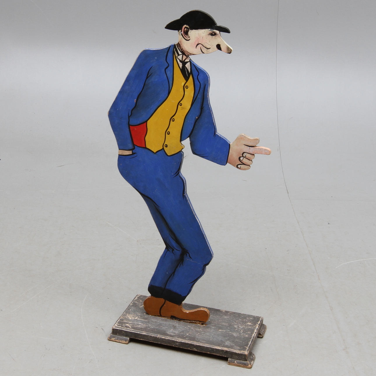 FIGUR, "Kronblom", bemålat trä, 1930-tal.