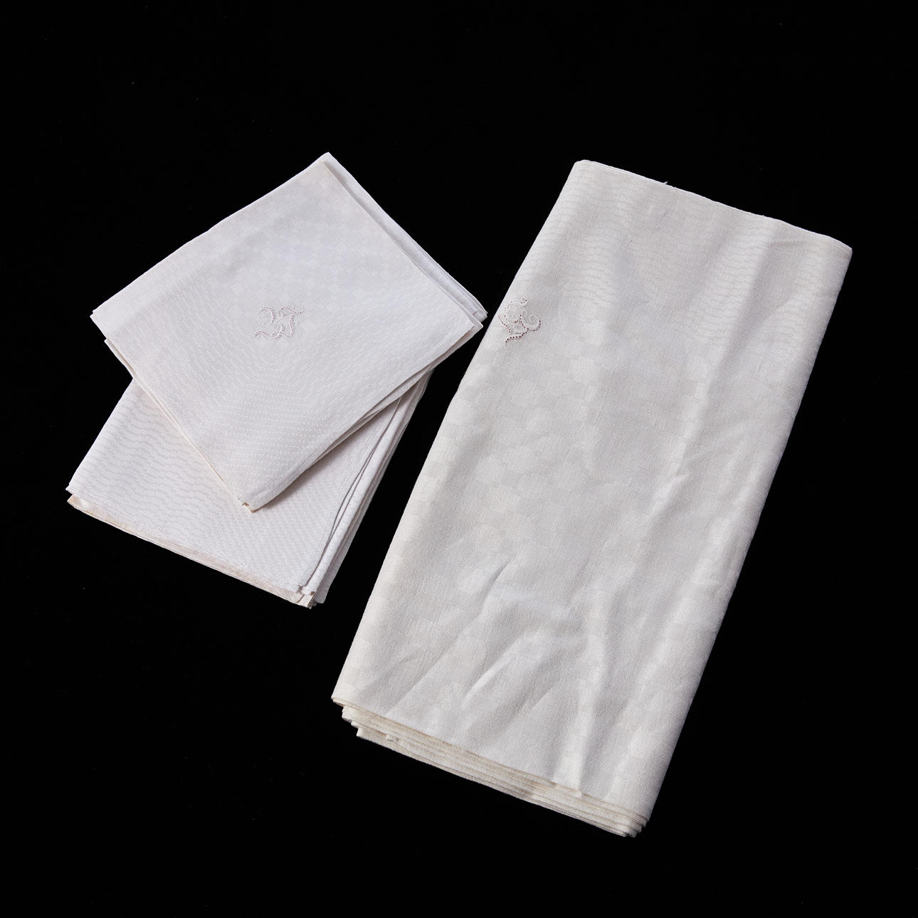 TISCHDECKE mit 6 SERVIETTEN, Leinendamast, eintönig, gesticktes Monogramm (BT?)