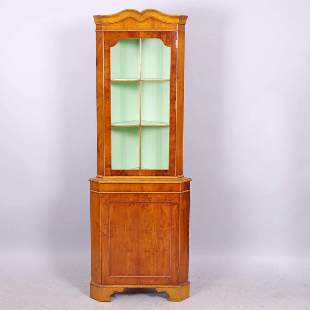 HÖRNSKÅP MED VITRINÖVERDEL, idegran, engelsk stil.