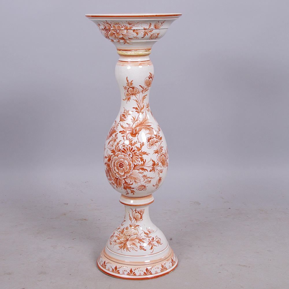 PIEDESTAL, porslin, vit med blomsterdekor.