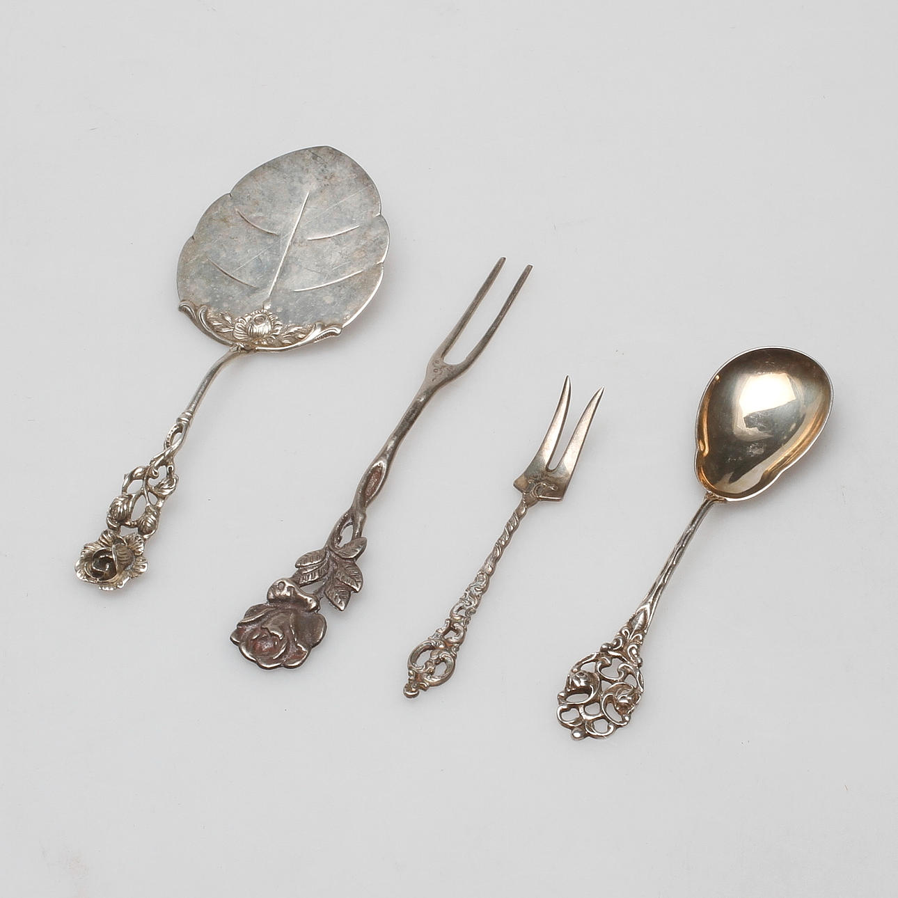SILVERFÖREMÅL, 4 delar, vikt ca. 60,2 gram.
