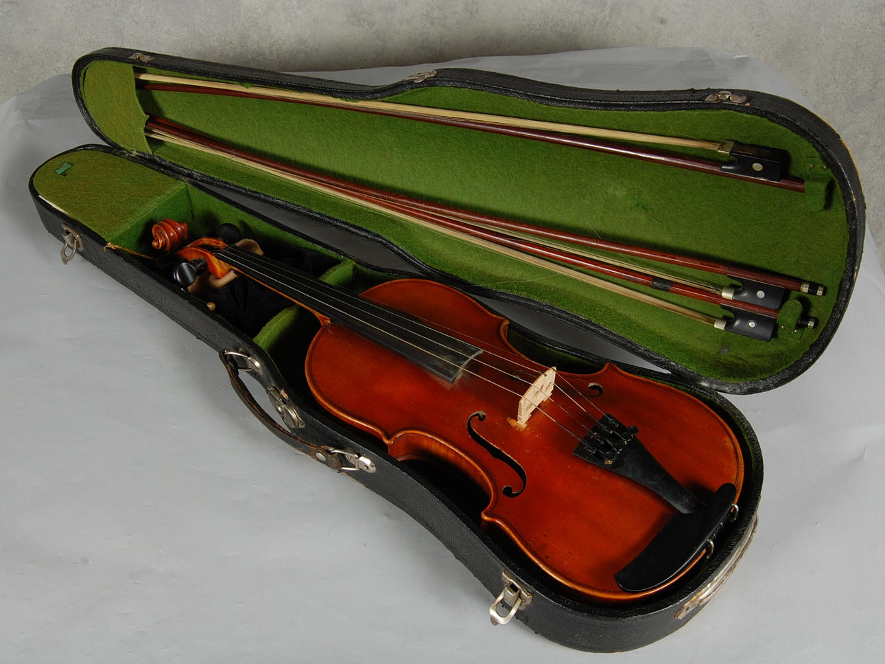 VIOLIN, märkt Cremonese, juli 1928 Borås, med 3 st stråkar.