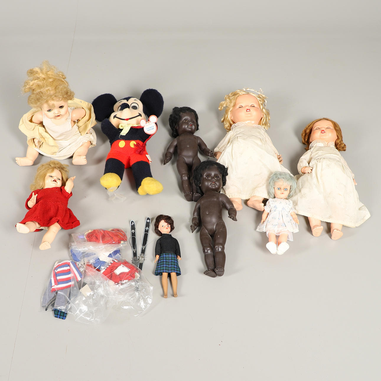 CINDY DOLL & LISÄVARUSTEET, ERI MUITA NUKEJA & DISNEY MICKEY MOUSE.