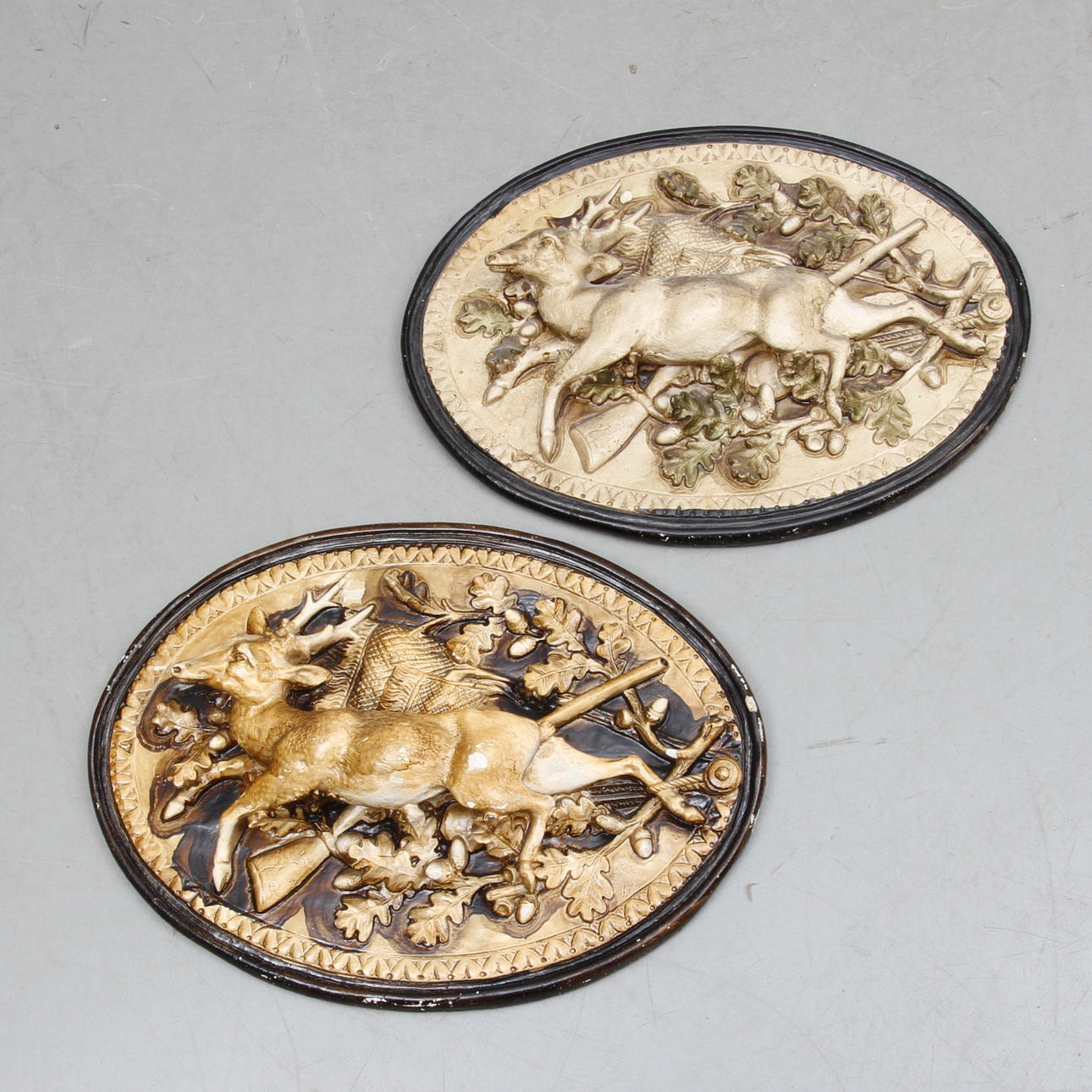 VÄGGRELIEFER, 2 st, gips, jaktmotiv, 1900-talets början.