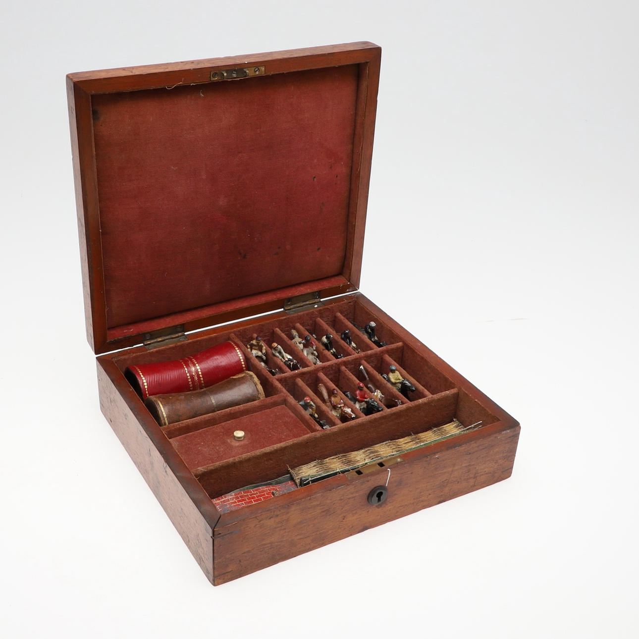 A VINTAGE CASED ESCALADO GAME.