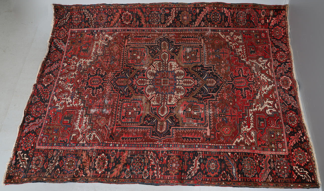 A TURKISH RUG. Carpets & Textiles - Carpets - Auctionet