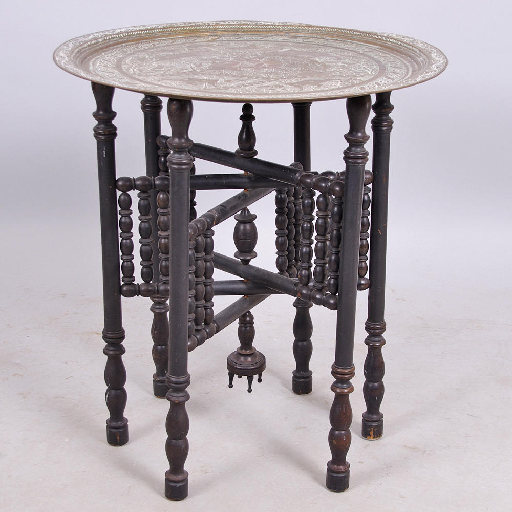 BORD, orientalisk stil, mässingsskiva med svartmålat träunderrede.