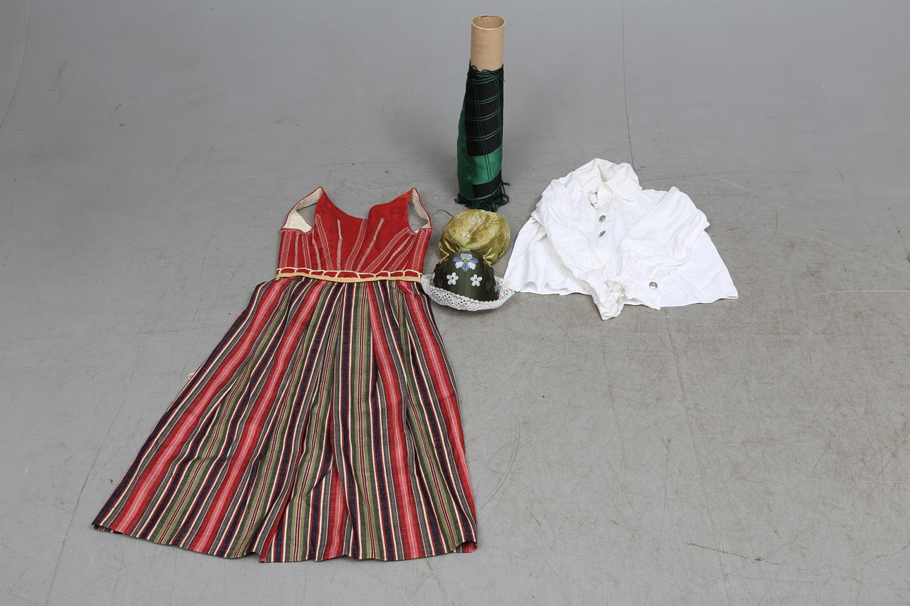 FOLKDRÄKT, 7 delar, Östra Härad, Småland.