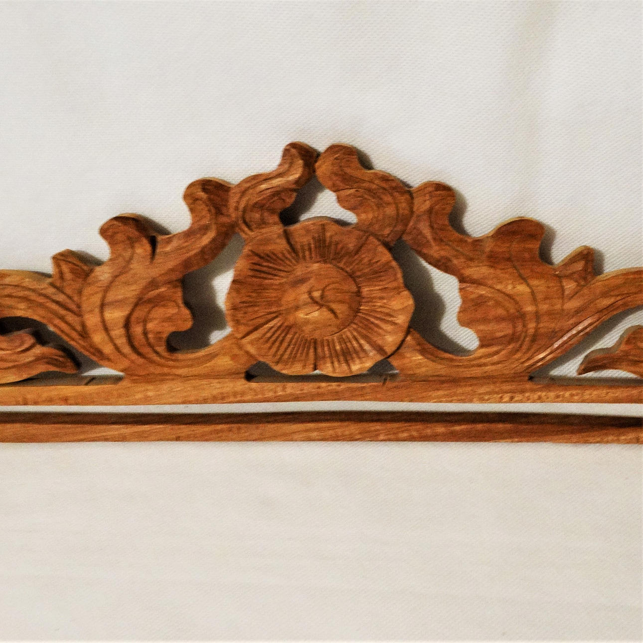 HOLZ-HALTERUNG für Stoff, handgeschnitzt.