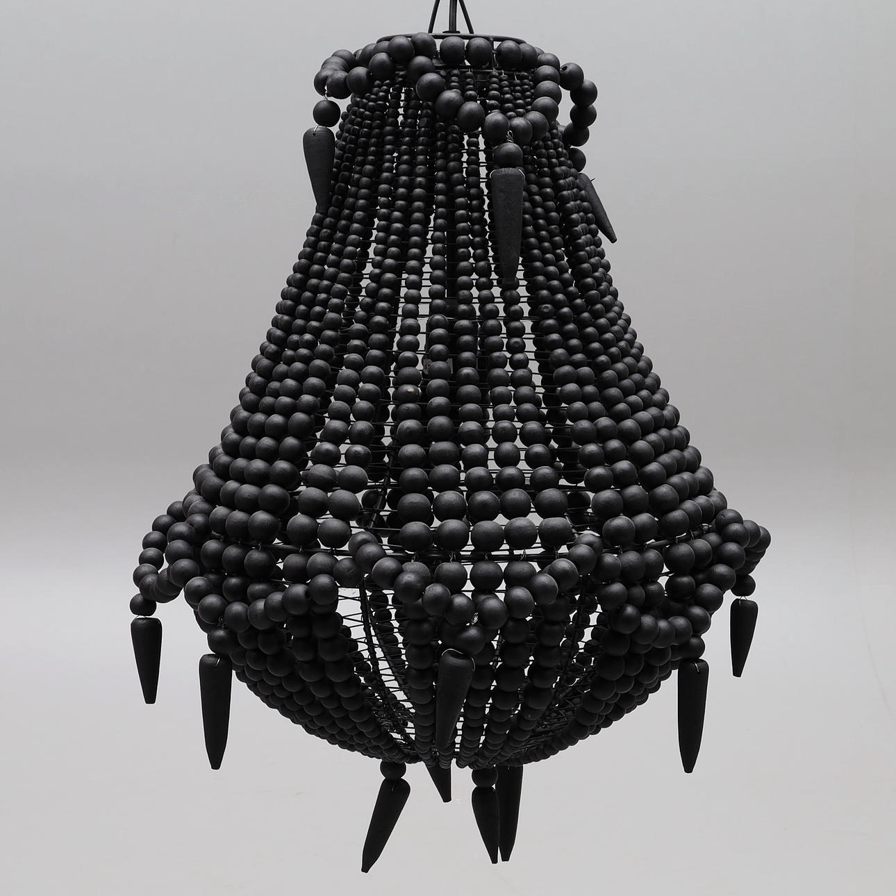 TAKKRONA, svarta träpärlor, metallstativ.